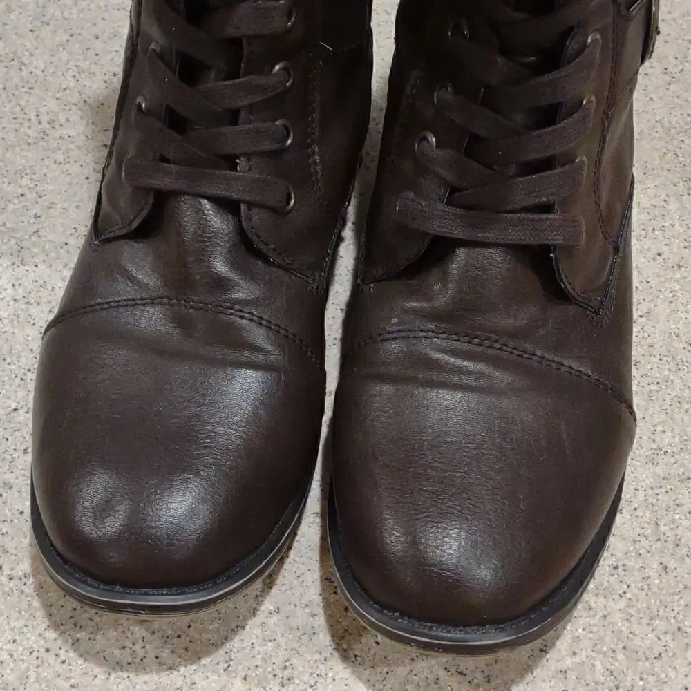 👍  Brown Boots Size 9.      A5